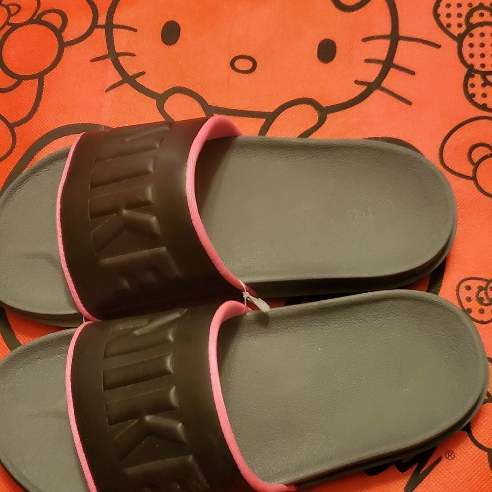 Nike slides size 5 used a few times great conditio